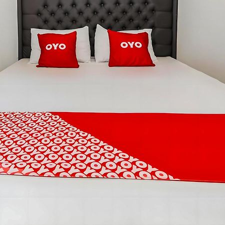 Oyo 93703 F88 Hotel Бекаси Екстериор снимка