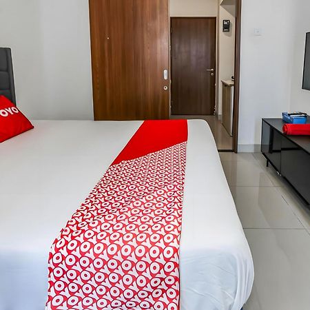 Oyo 93703 F88 Hotel Бекаси Екстериор снимка