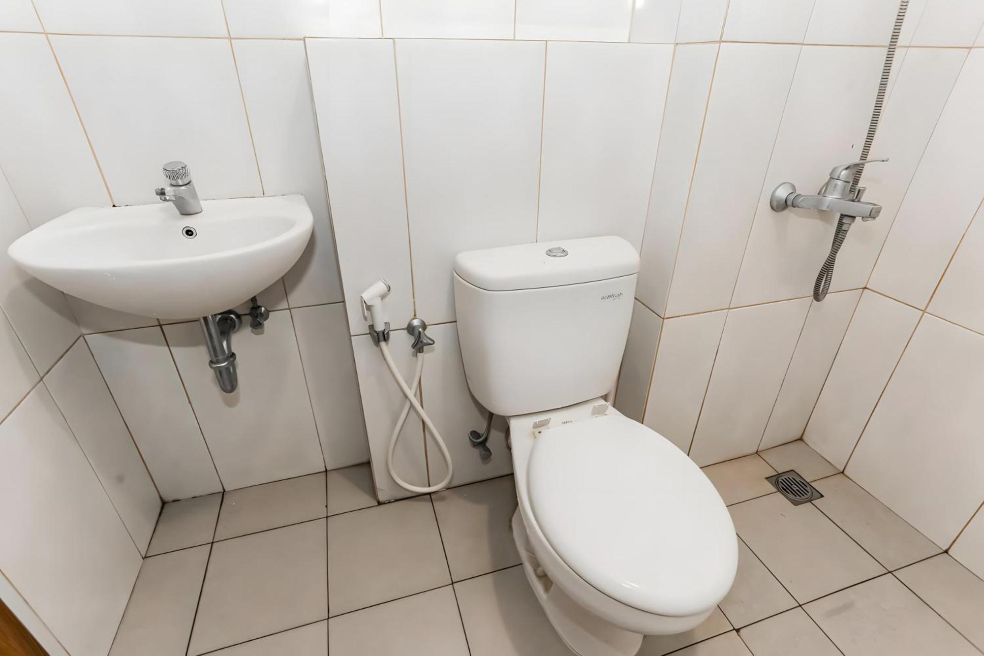 Oyo 93703 F88 Hotel Бекаси Екстериор снимка