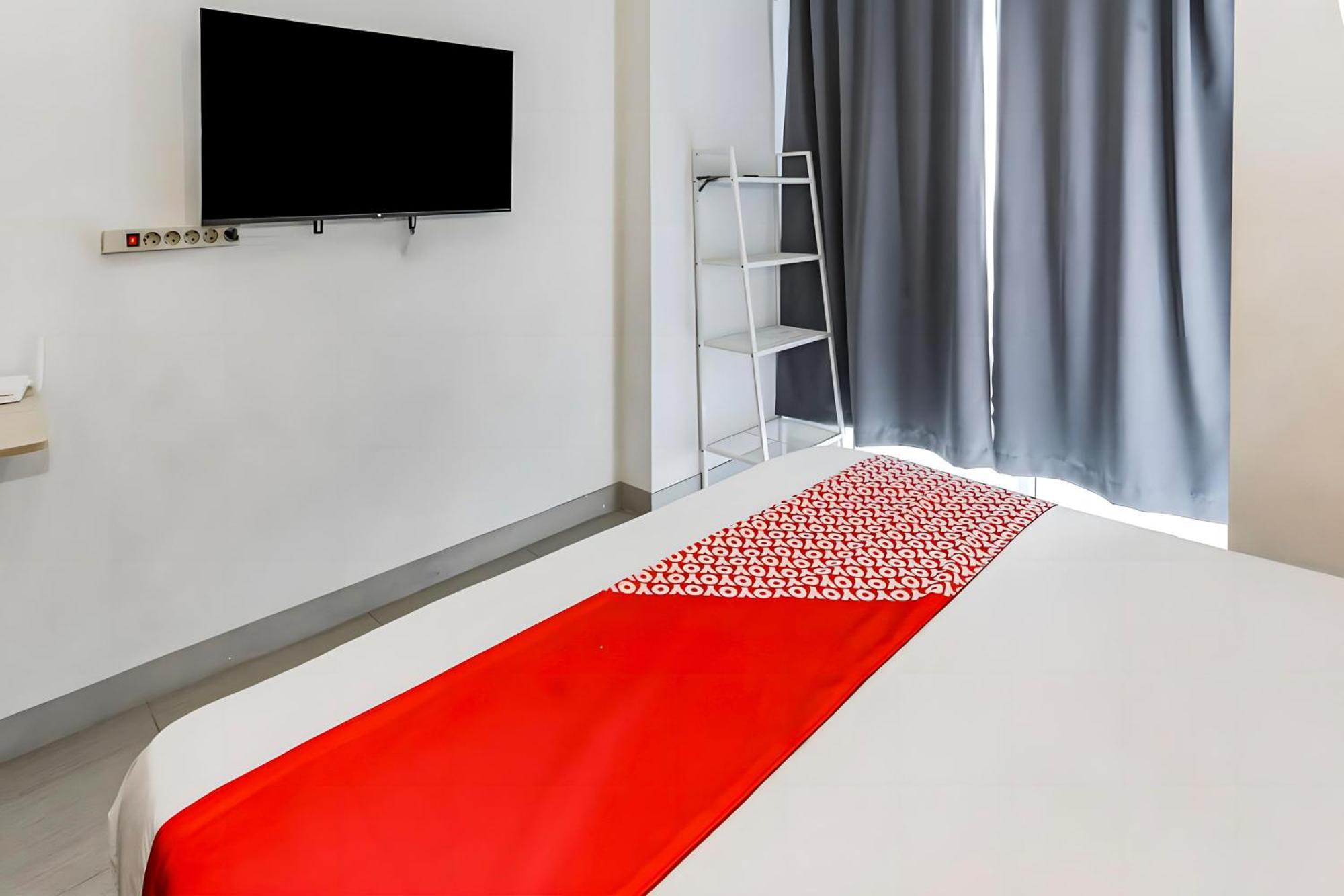 Oyo 93703 F88 Hotel Бекаси Екстериор снимка