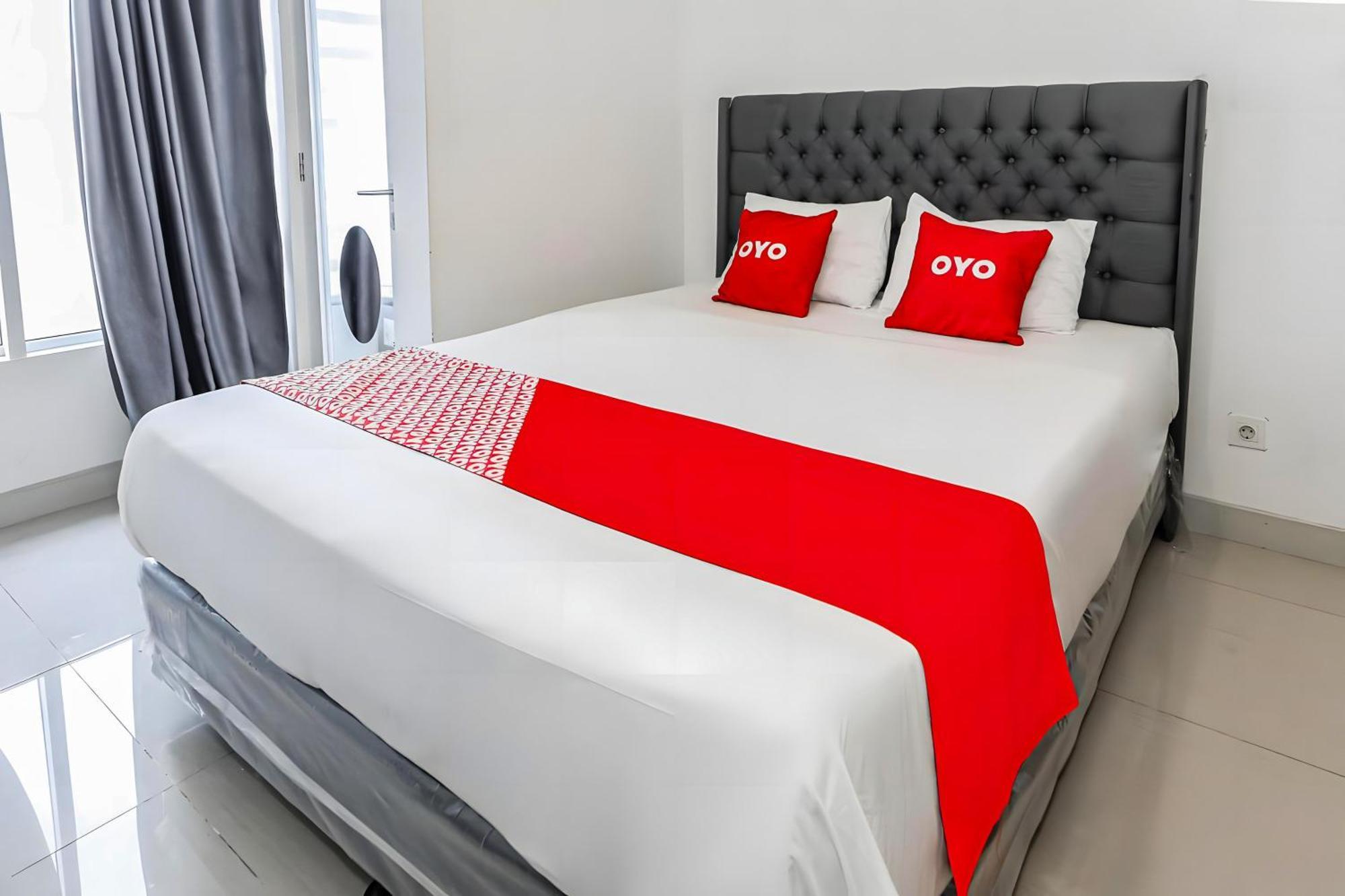 Oyo 93703 F88 Hotel Бекаси Екстериор снимка