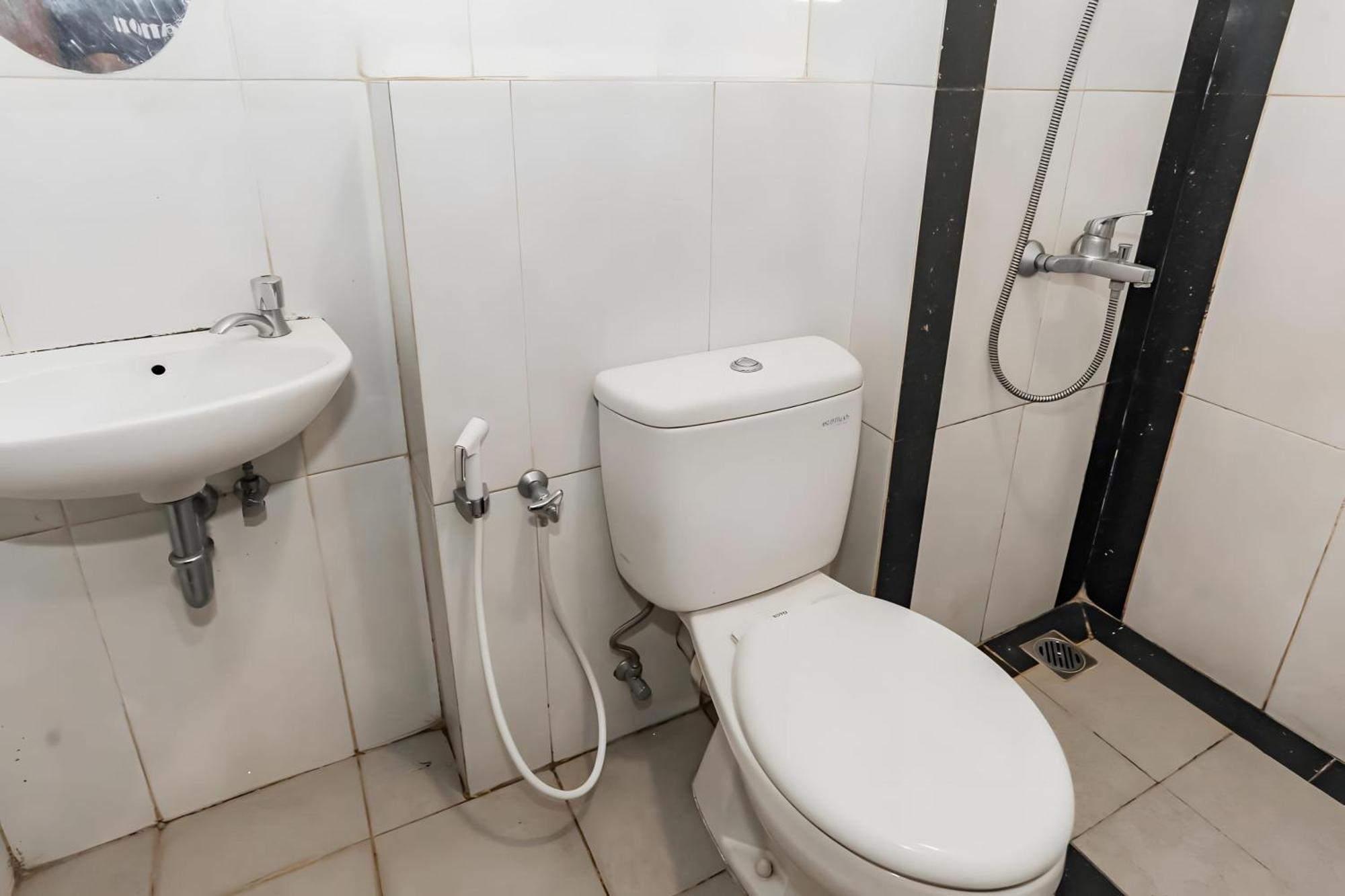 Oyo 93703 F88 Hotel Бекаси Екстериор снимка